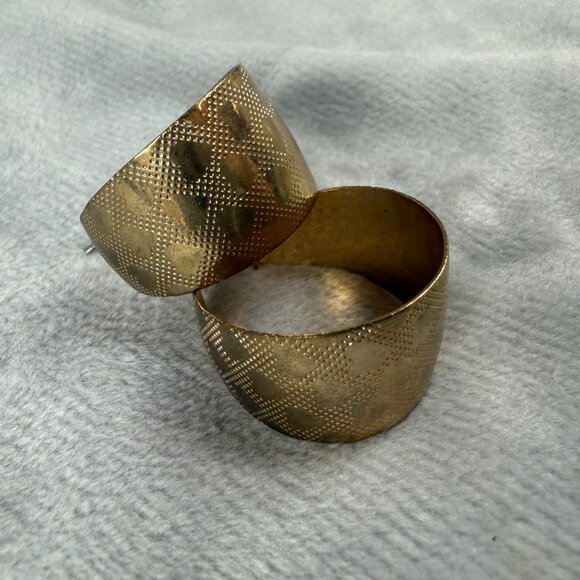 Textured Gold Tone 3/4 Hoop Earrings Pierced Post Back Heart Pattern Engraved - Picture 14 of 16